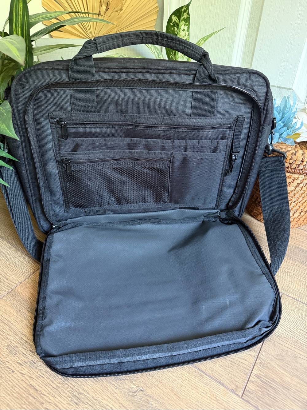 Genuine MLB New York Yankees Black Expandable Laptop Messenger Bag – Unisex - Picture 7 of 13